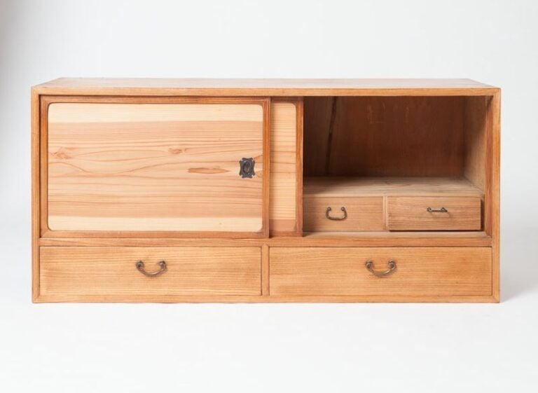 Petite commode en bois avec trois portes coulissantes et deux tiroir