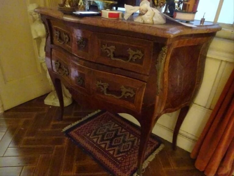 Petite COMMODE galbée en bois de placage à décor marqueté de filets d'encadremen