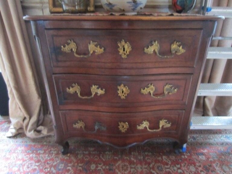 Petite commode galbée en bois naturel à trois rangs de tiroir
