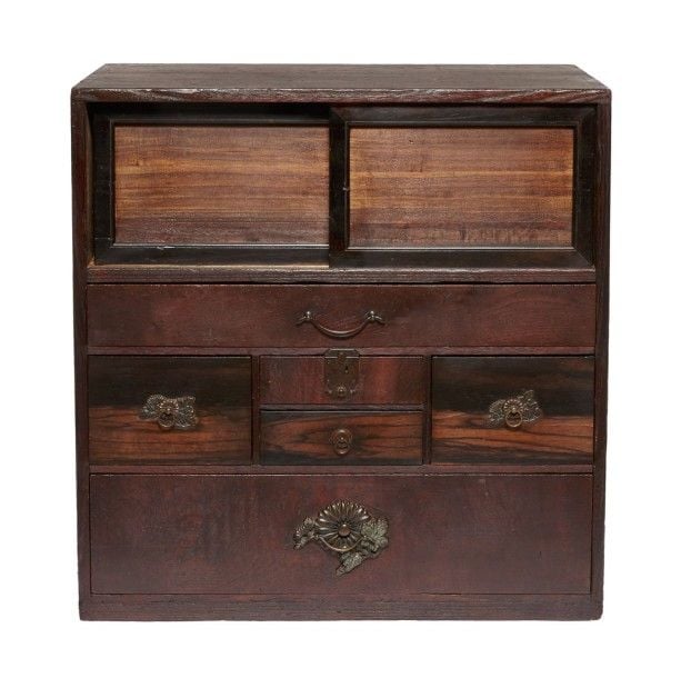 Petite commode (kodansu) dont la façade est confectionnée en bois massif de plaqueminier (kaki
