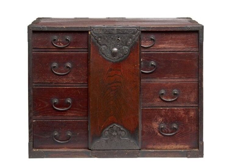 Petite commode (kodansu) garnie de laque rouge shunke
