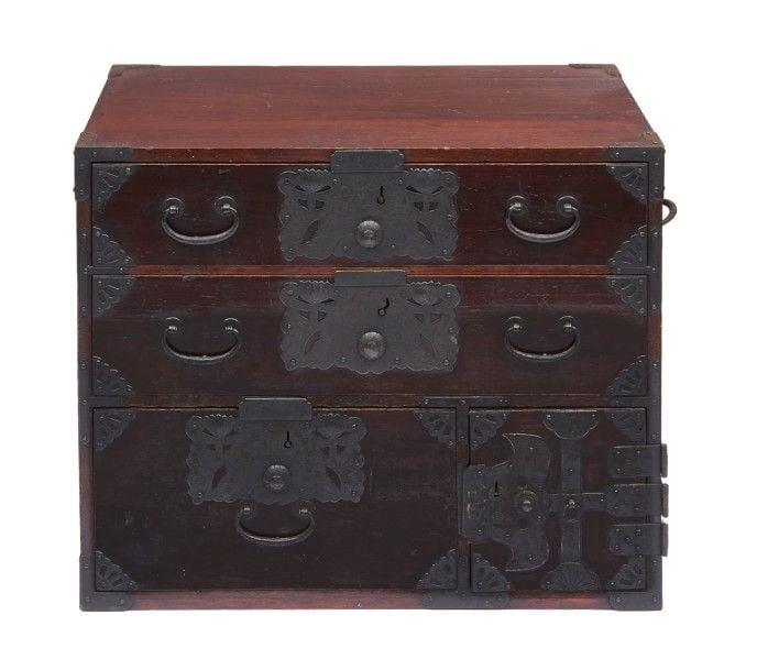 Petite commode (kodansu) laquée ornée de belles ferrures figurant des motifs florau