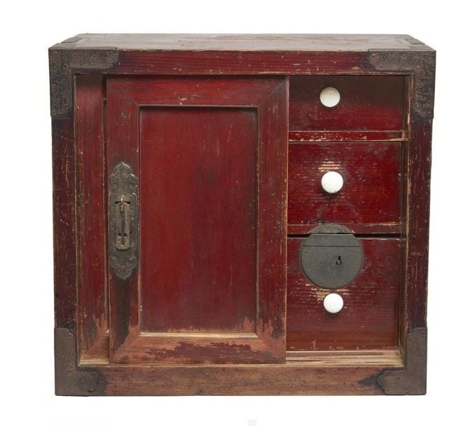 Petite commode portable en bois laqué rouge avec six tiroirs derrière des portes coulissantes ainsi qu'un petit compartiment secre