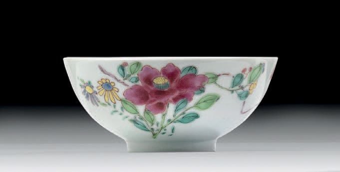 Petite coupe en porcelaine et émaux famille rose à décor de branches fleuries et oiseau