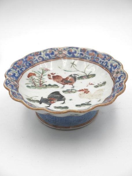 Petite coupelle polylobée en céramique polychrome à décor de deux coq