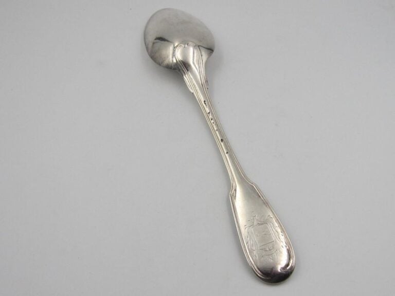 PETITE CUILLÈRE À SERVIR en argent à filets; spatule armorié