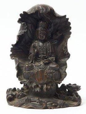 Petite figurine de bronze représentant Bodhisattva Kannon, assis au-dessus de vagues et protégé par des fleurs de lotu
