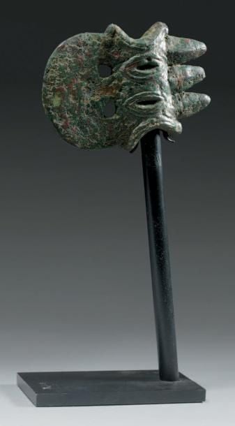Petite hache à collet ajouré et bords concave