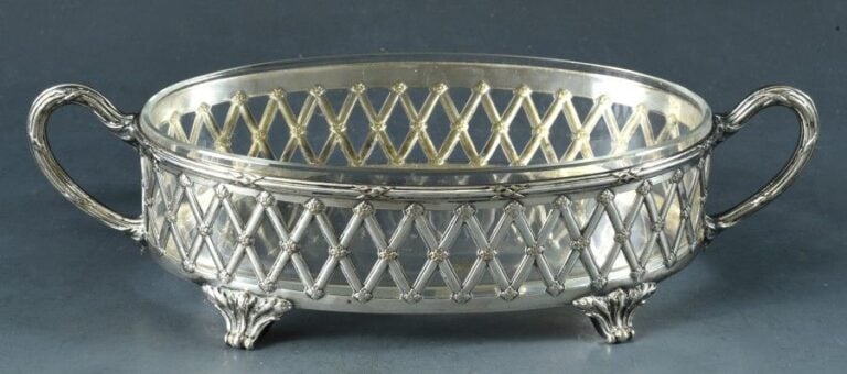 Petite jardinière ovale en verre à monture ajourée en métal argent