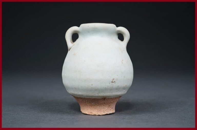 PETITE JARRE A DEUX ANSES EN GRES PORCELAINEUX A COUVERTE BLANC CELADONNE
