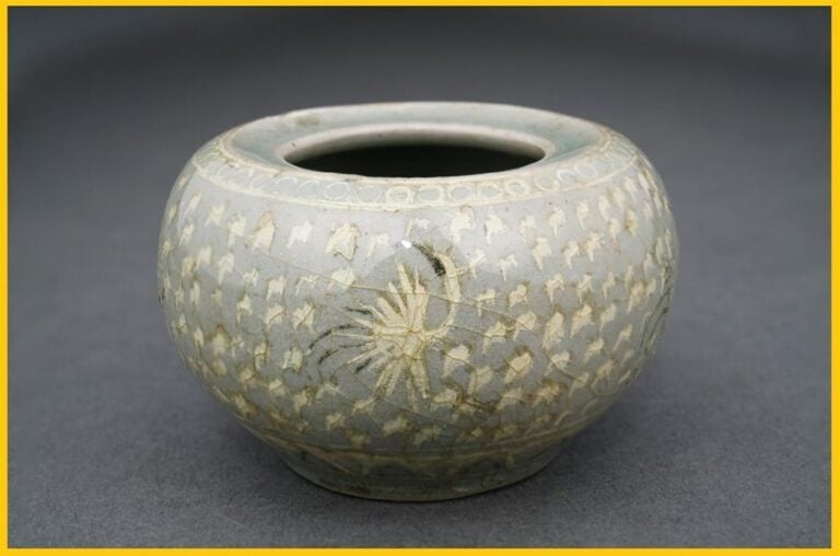 PETITE JARRE A EAU OVOIDE EN CERAMIQUE CELADON A DECOR DE GRUES