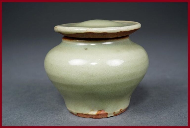 PETITE JARRE COUVERTE EN GRES PORCELAINEUX A COUVERTE CELADON