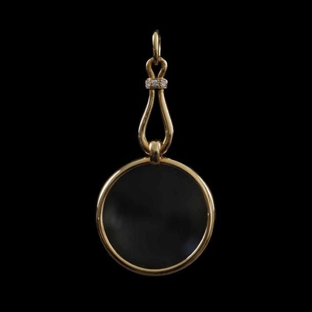 Petite loupe en or jaune 18K (750%o), la virole sertie de diamants de taille brillan