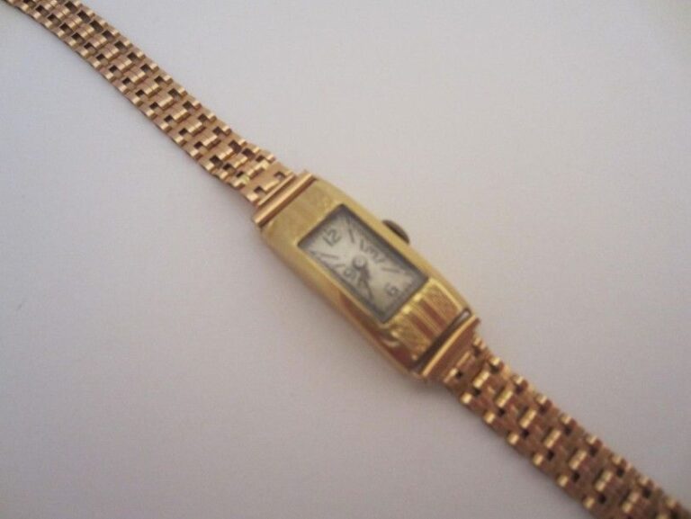 Petite montre de dame en or jaune (750 mill); le cadran rectangulaire, bracelet soupl