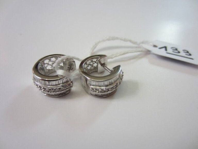 Petite PAIRE de BOUCLES D'OREILLES «créoles» en or gris partiellement ajouré et serti d'alignements de diamants taille brillant baguette