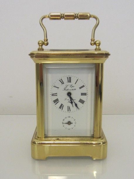 Petite PENDULETTE-REVEIL de voyage, rectangulaire, en laiton doré, modèle «Corniche