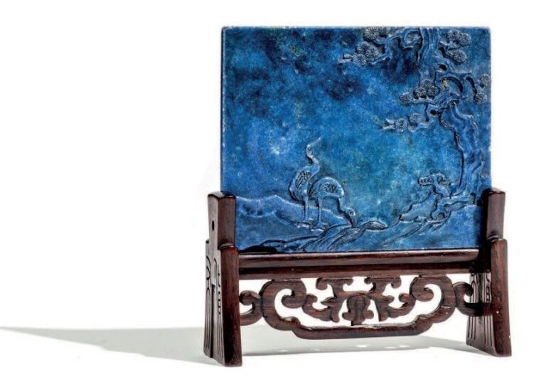 Petite plaque d'écran en lapis-lazuli sculptée en léger relief de deux grues au bord d'un cours d'eau près d'un pin de longévit