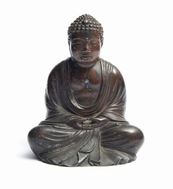 Petite statue chinoise en bronze représentant un Bouddha assis, les jambes croisées en position de méditation (dhyana mudra