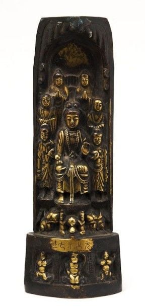 Petite statue en bronze partiellement dorée à la feuille d'or représentant un Bouddha entouré de ses disciples, assis avec ses jambes pendant dans le vide (pralambapadasana