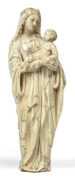Petite statuette en ivoire finement sculptée représentant la Vierge et l'Enfant Jésu