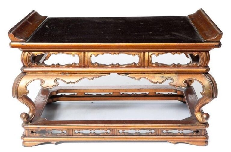 Petite table à sutra dorée à la feuille avec plateau laqué noi