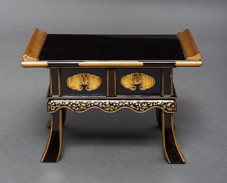 Petite table à sutra laquée noire décorée d'une frise florale en rouleau ornée de laque dorée maki-