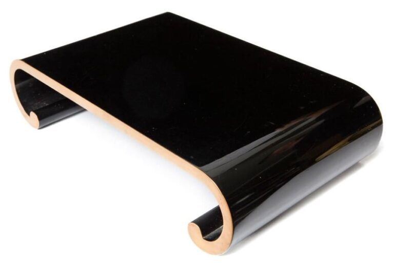 Petite table basse laquée de couleur noire aux bords arrondis et dont l'avant est garni de laque doré