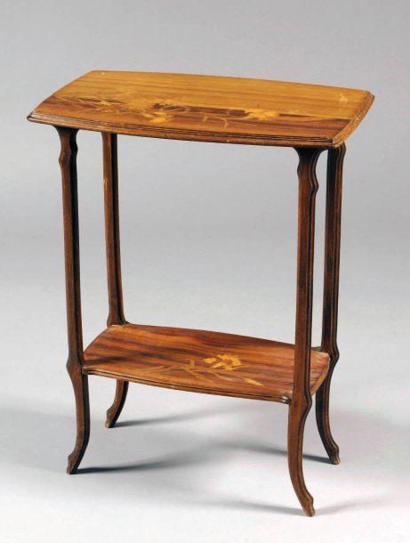 Petite table d'appoint en noyer moulurée à deux plateaux rectangulaires légèrement galbés sur les côté