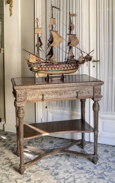 Petite table de milieu à quatre pieds fuselés en bois sculpté de feuillage