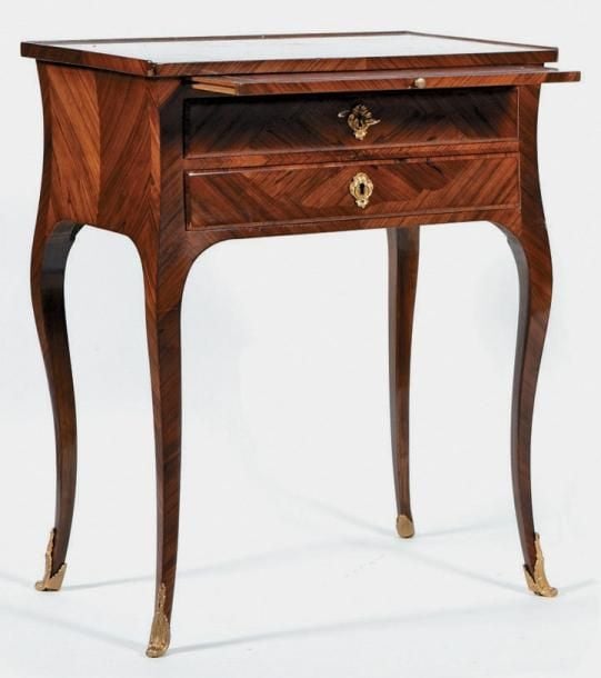 Petite table de salon, à plateau rectangulaire, en placage de palissandre, marqueté en ailes de papillo