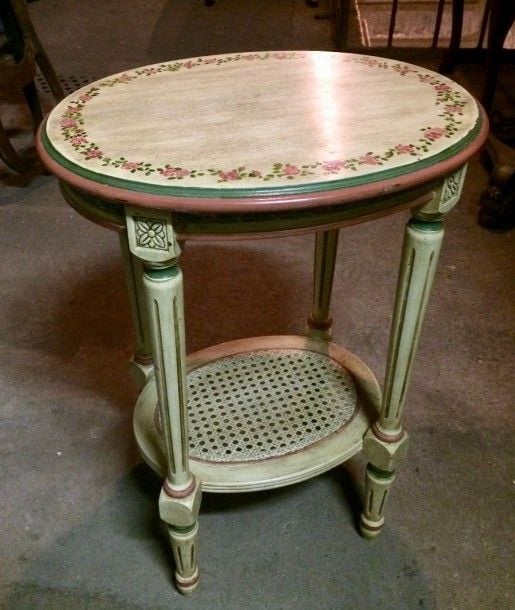 Petite table de salon ovale en bois laqué blanc à décor polychrome de fleurs, entretoise canné
