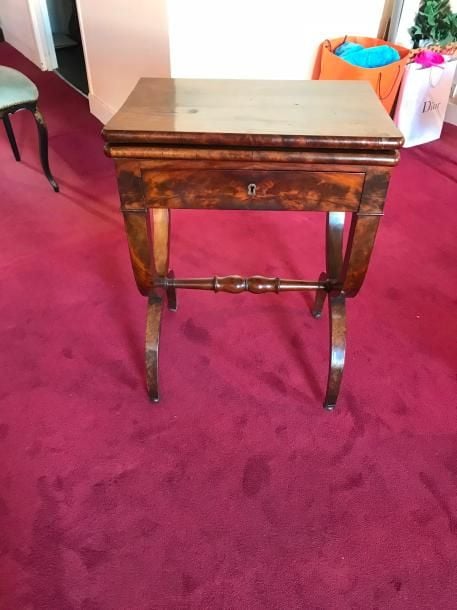 Petite table en acajou et placage d’acajou formant table à jeu