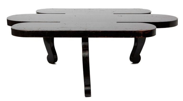 Petite table en bois de couleur noire avec trépie