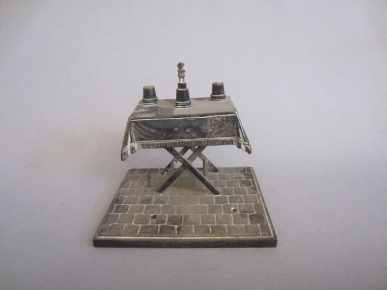 Petite table en bronze au jeu de gobelet