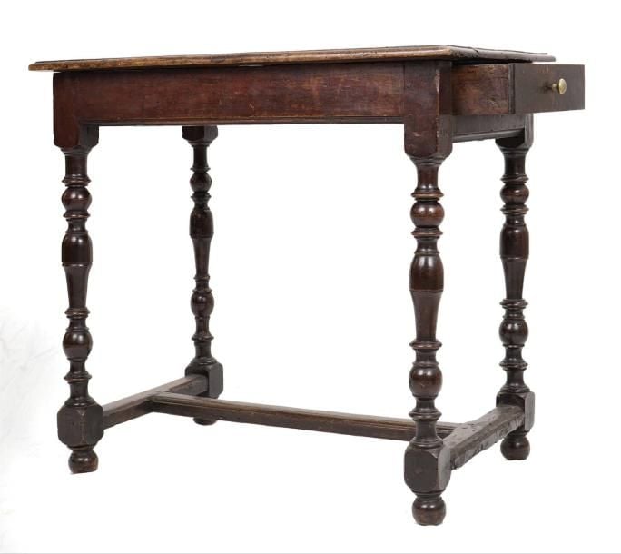Petite table en noyer de forme rectangulair