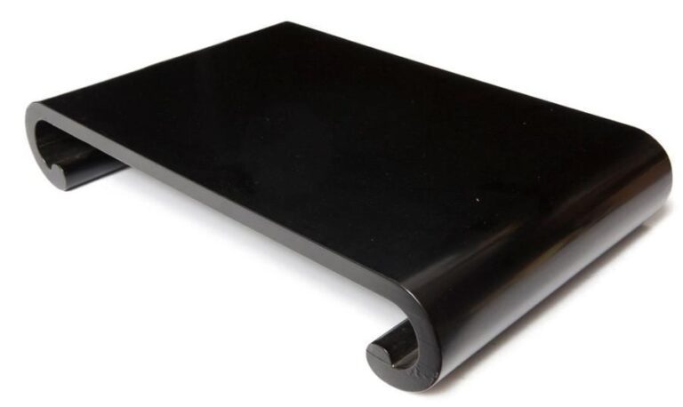 Petite table laquée de couleur noire aux bords arrondi