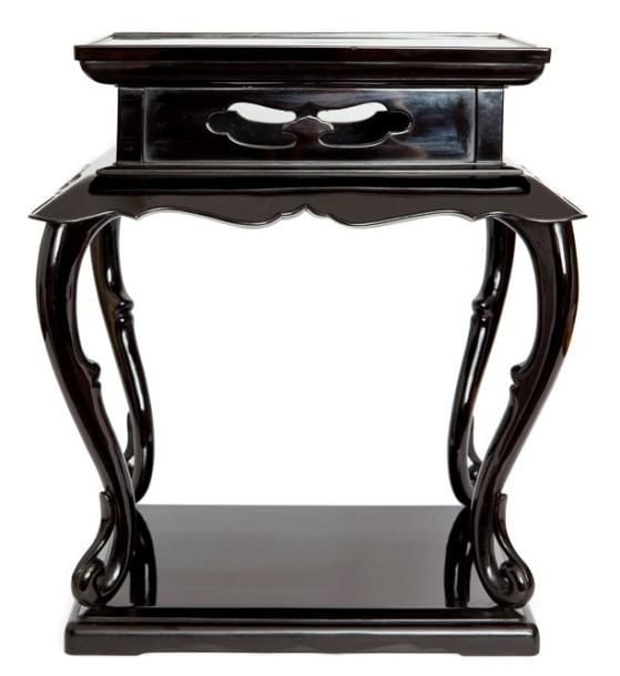 Petite table laquée de couleur noire sur une plinthe (dai