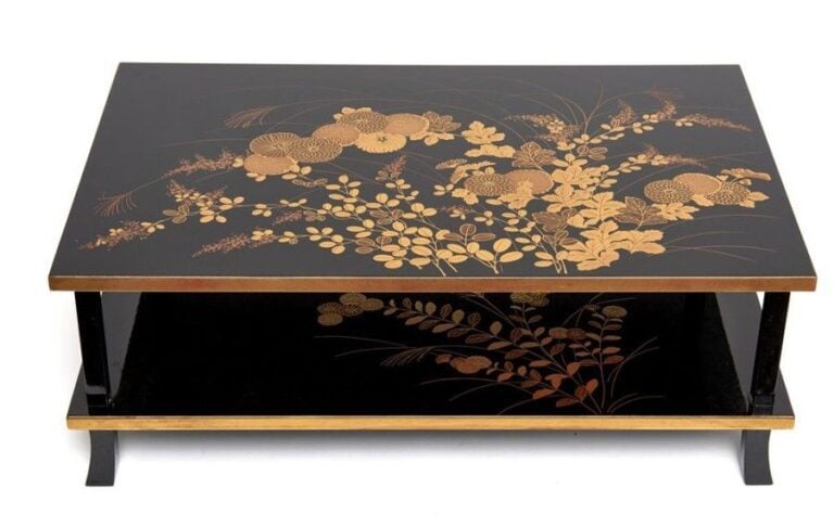Petite table laquée noire à deux plateaux, l'un surmontant l'autr