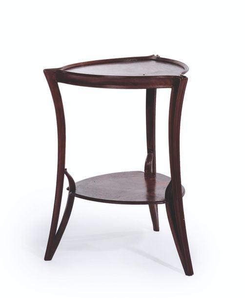 Petite table marquetée de branchages et feuillages en bois bruns sur fond « satiné