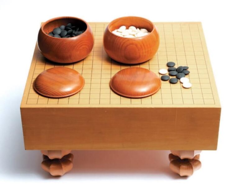 Petite table pour jeu de «go» avec deux boîtes en bois contenant les pierres noires et blanches du je