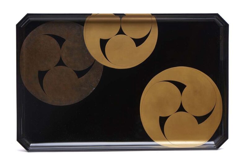 Petite table (zen) laquée noire décorée de trois virgules tomoe dirigées vers la gauche en laque maki-e dorée et argenté