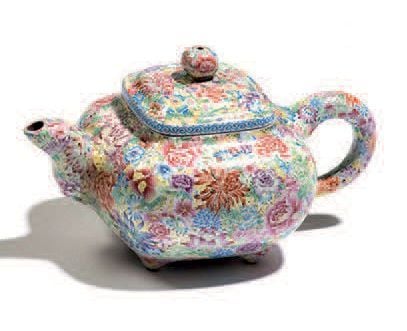 Petite théière en grès de Yixing émaillée mille fleurs, signée à l'intérieur du couvercl