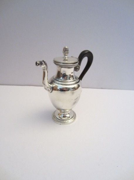 Petite verseuse égoïste en argent, décor de palmettes, prise en graine; manche en bois brun Époque Restauration Poids brut: 112 g