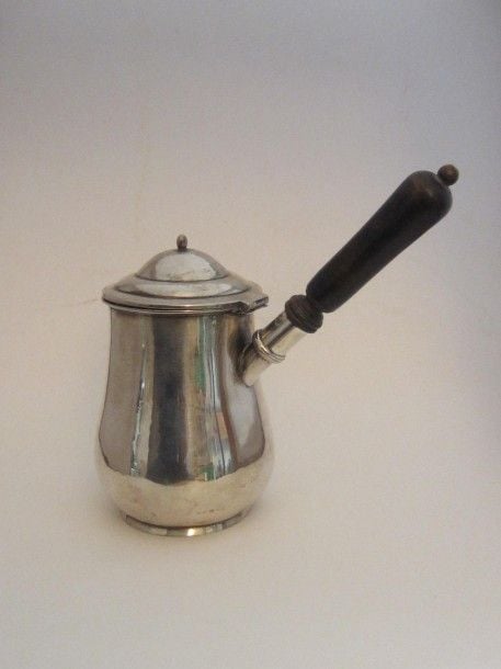 PETITE VERSEUSE en argent à fond plat sur léger talon, le couvercle à gradin, la prise en bouton, anse en bois noirc