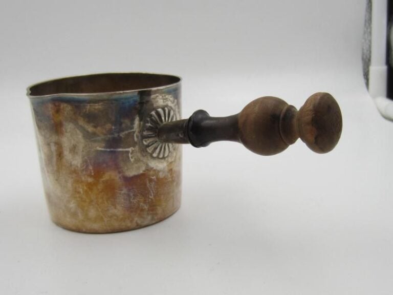 Petite verseuse en argent uni gravé d'un monogramme, manche latéral en bois (restauration à l'attache du manche)