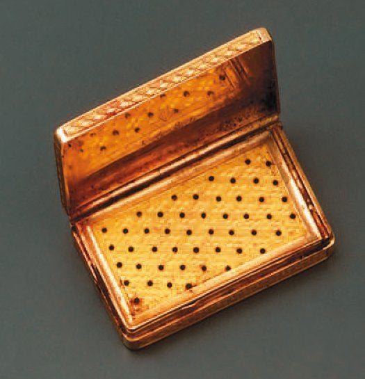 Petite vinaigrette rectangulaire en or jaune guilloch