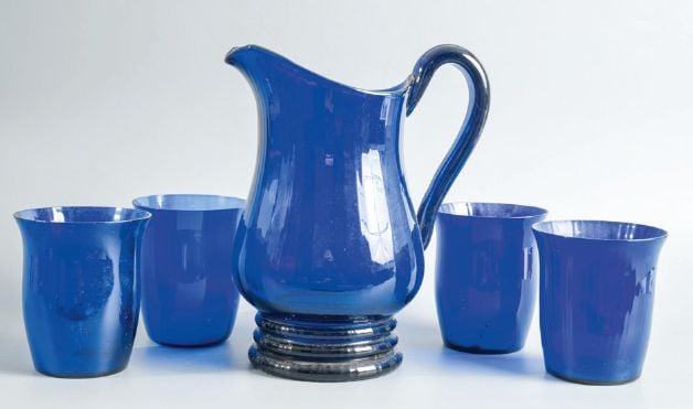 Pichet à talon triple et douze gobelets à bord évasé en verre bleu cobalt côtel