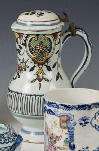Pichet couvert, décor polychrome de réserves de croisillons, guirlandes de fleurs et bandes de filets sur le corps (un morceau recollé sur le couvercle