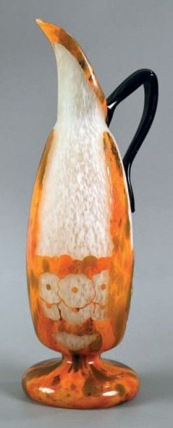 Pichet "Glycines" en verre à fond poudré blanc à décor orangé, anse noir