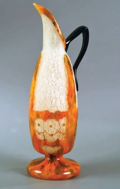 Pichet «Glycines» en verre à fond poudré blanc à décor orangé, anse noir
